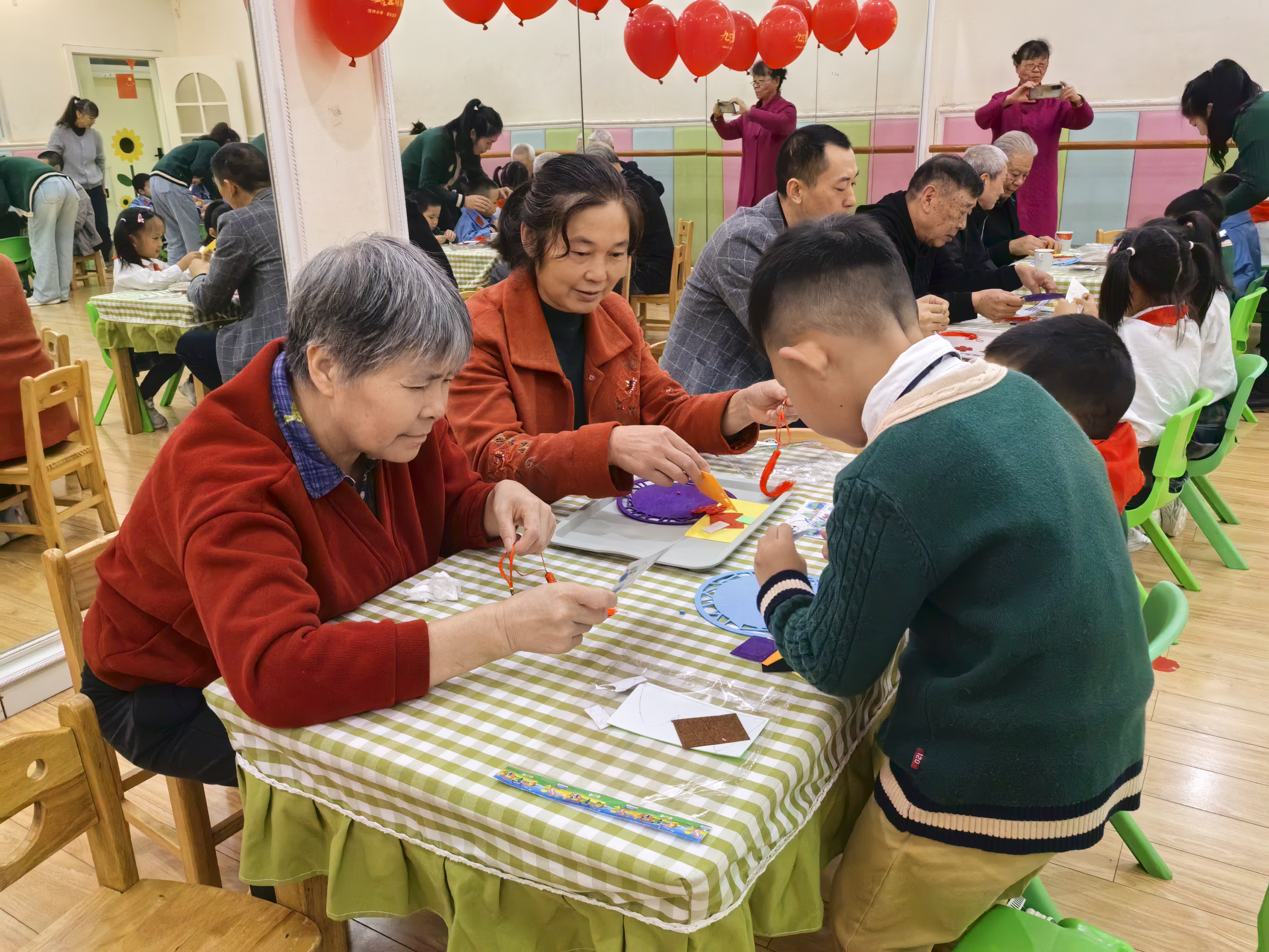 上午九点,在嘉好幼儿园,孩子们给爷爷奶奶表演了手语舞《中华孝道》