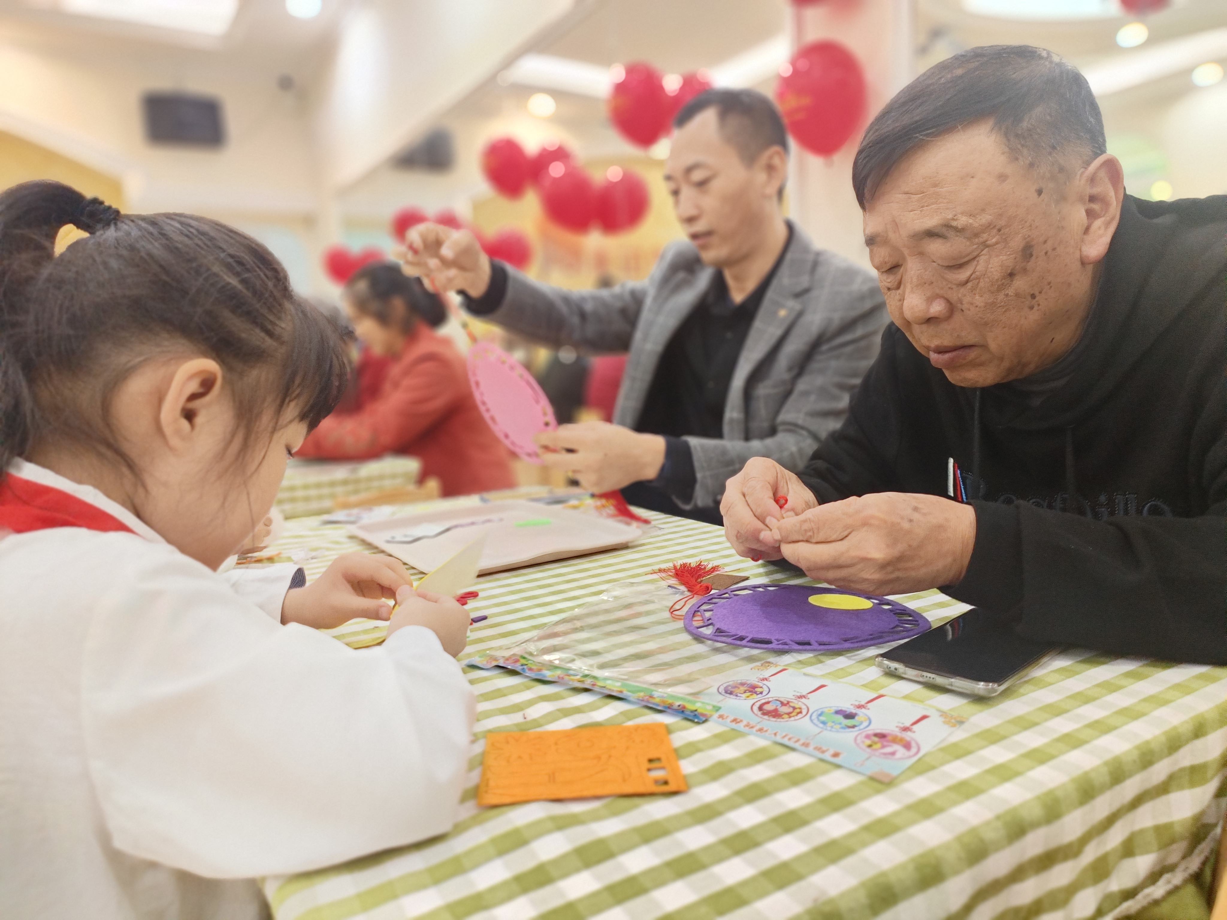 上午九点,在嘉好幼儿园,孩子们给爷爷奶奶表演了手语舞《中华孝道》